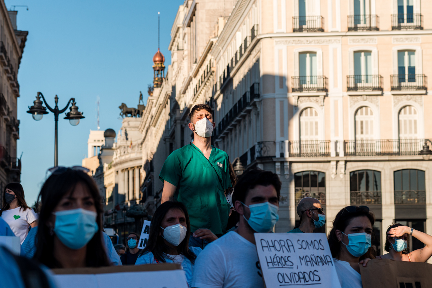 Sanitario durante manifestación en Puerta del Sol, Madrid.